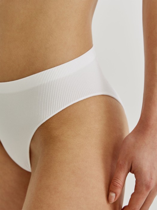 базовые трусы-слипы в рубчик по цене 799 руб вид справа