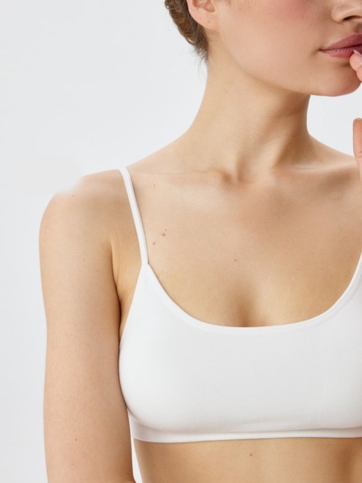 базовый бесшовный бюстгальтер-топ от бренда sela вид слева