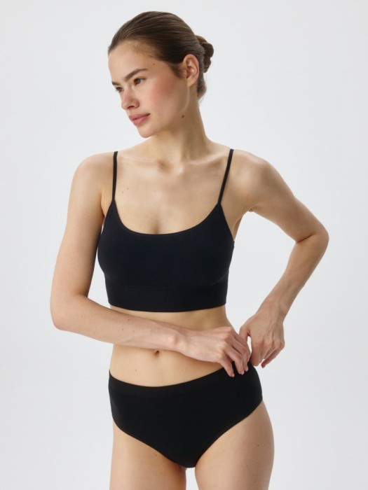 базовый бесшовный бюстгальтер-топ от бренда sela вид слева