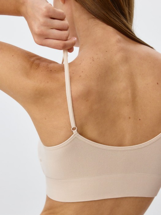 базовый бесшовный бюстгальтер-топ по цене 1399 руб вид справа