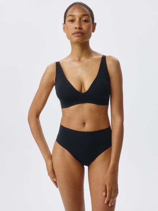 базовый бесшовный бюстгальтер от бренда sela вид слева