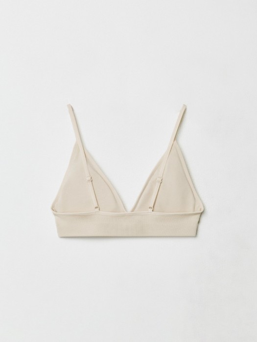 базовый бюстгальтер-топ в рубчик от бренда sela вид слева