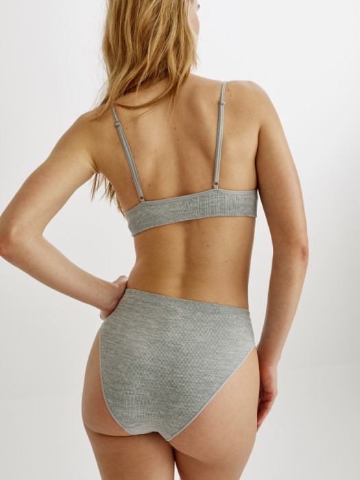 базовый бюстгальтер-топ в рубчик по цене 1199 руб вид справа