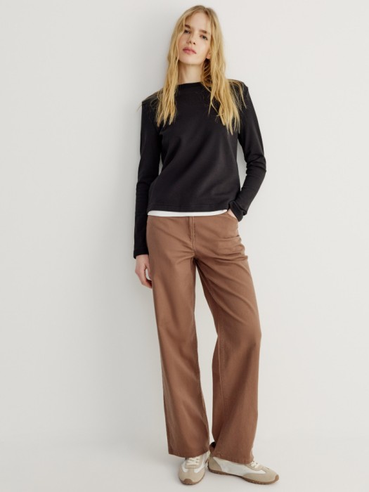 базовый лонгслив из интерлока от бренда sela вид слева