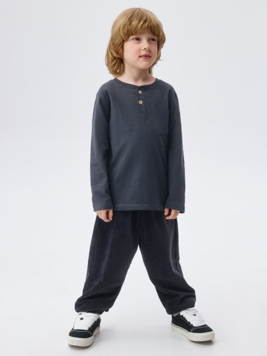базовый лонгслив на пуговицах для мальчиков от бренда sela вид слева