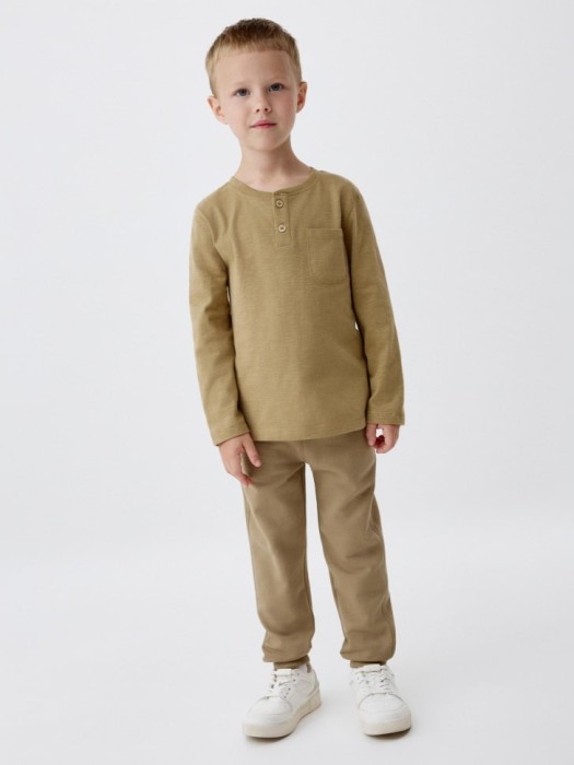 базовый лонгслив на пуговицах для мальчиков от бренда sela вид слева