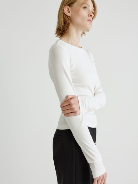 базовый приталенный лонгслив из россии вид сбоку