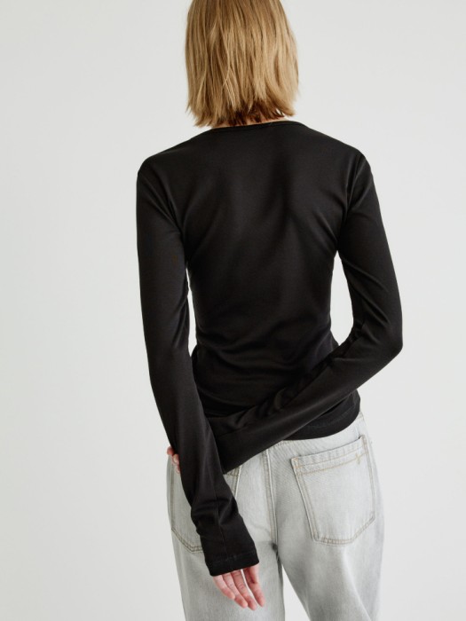 базовый приталенный лонгслив по цене 1799 руб вид справа