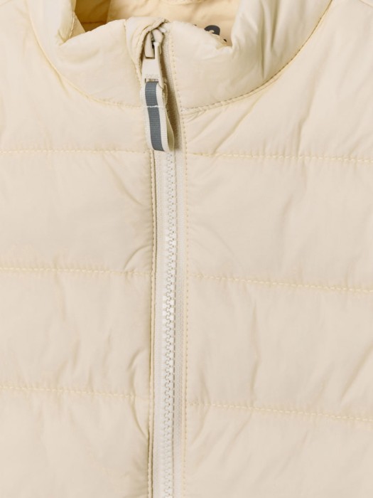 базовый стеганый жилет для девочек от бренда sela вид слева