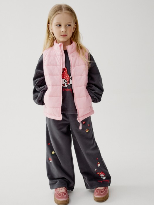 базовый стеганый жилет для девочек от бренда sela вид слева