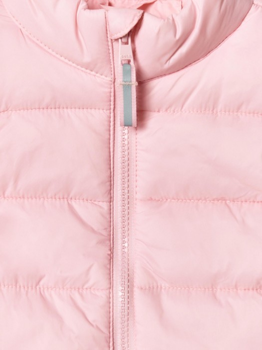 базовый стеганый жилет для девочек из синтепона спереди