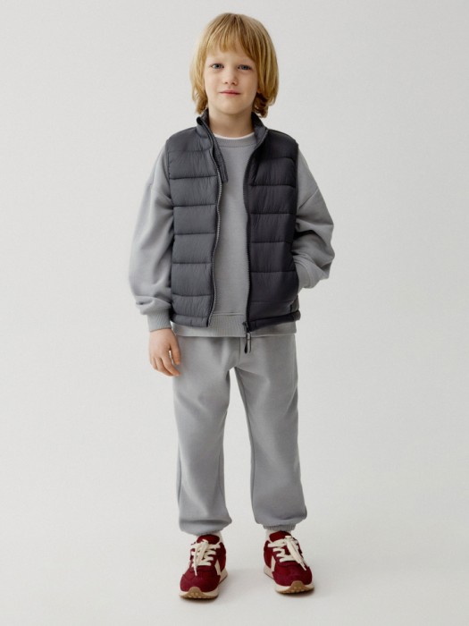 базовый стеганый жилет для мальчиков от бренда sela вид слева