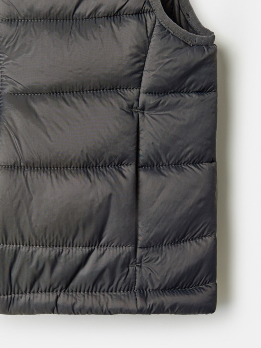 базовый стеганый жилет для мальчиков из синтепона спереди