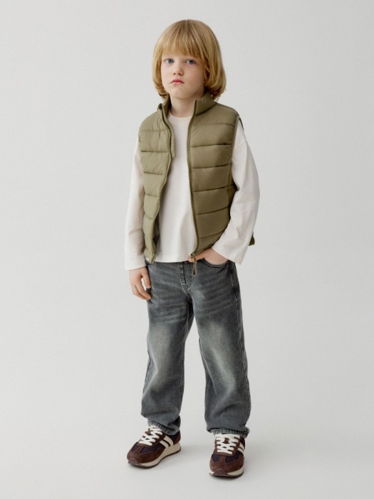 базовый стеганый жилет для мальчиков от бренда sela вид слева