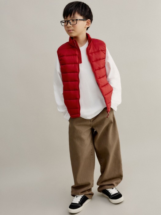 базовый стеганый жилет для мальчиков от бренда sela вид слева