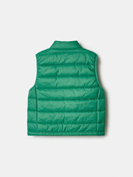 базовый стеганый жилет для мальчиков от бренда sela вид слева