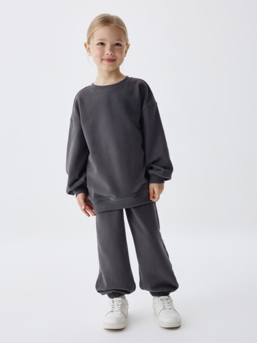 базовый свитшот для девочек от бренда sela вид слева