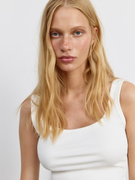 базовый топ в рубчик из линейки  young из россии вид сбоку