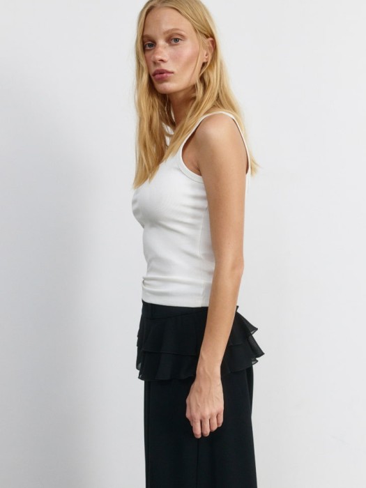 базовый топ в рубчик из линейки  young из хлопка спереди