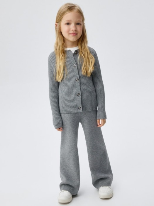 базовый вязаный кардиган для девочек от бренда sela вид слева