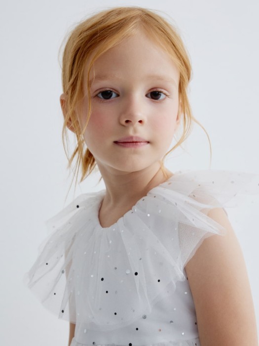 белое пышное платье с блестящим принтом для девочек от бренда sela вид слева
