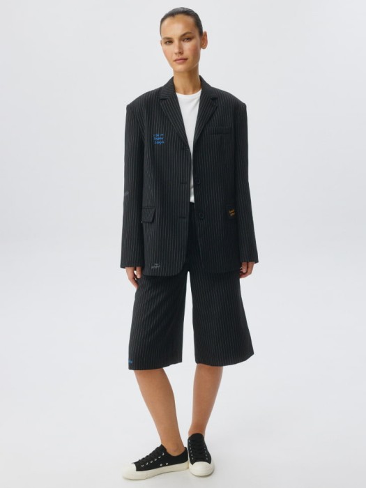 бермуды из коллекции art people с простыми вещами от бренда sela вид слева