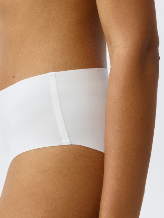 бесшовные трусы-слипы от бренда sela вид слева