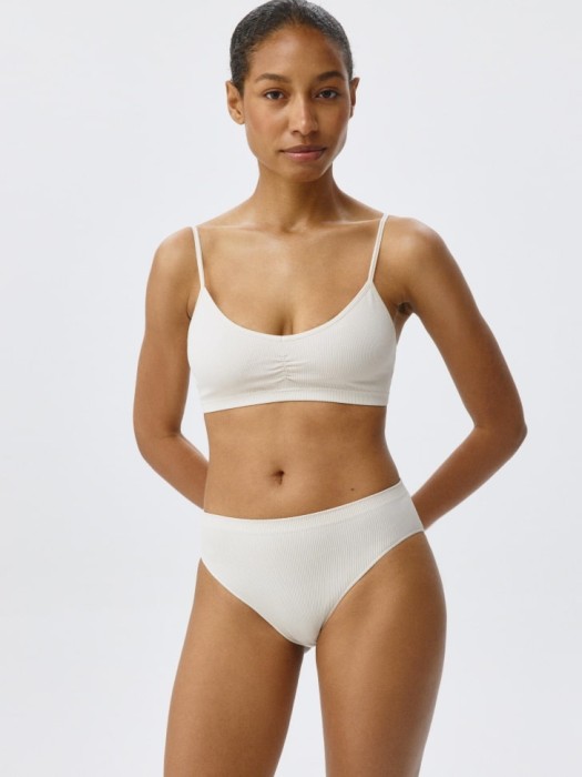 бесшовный бюстгальтер-топ от бренда sela вид слева