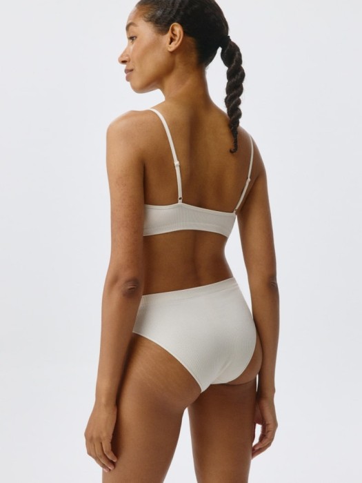 бесшовный бюстгальтер-топ по цене 899 руб вид справа