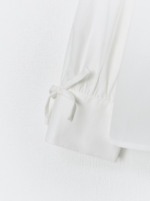 Товар белого цвета с внутренней стороны