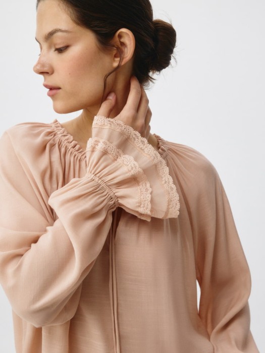 блузка с воланами на рукавах из проверенных материалов спереди