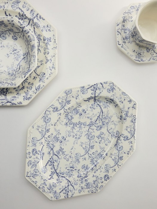 блюдо сервировочное из фарфора с цветочным узором от бренда sela вид слева