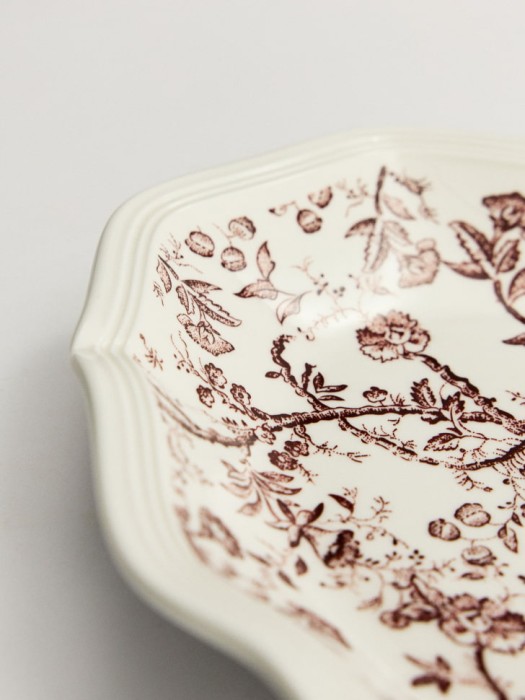 блюдо сервировочное из фарфора с цветочным узором от бренда sela вид слева