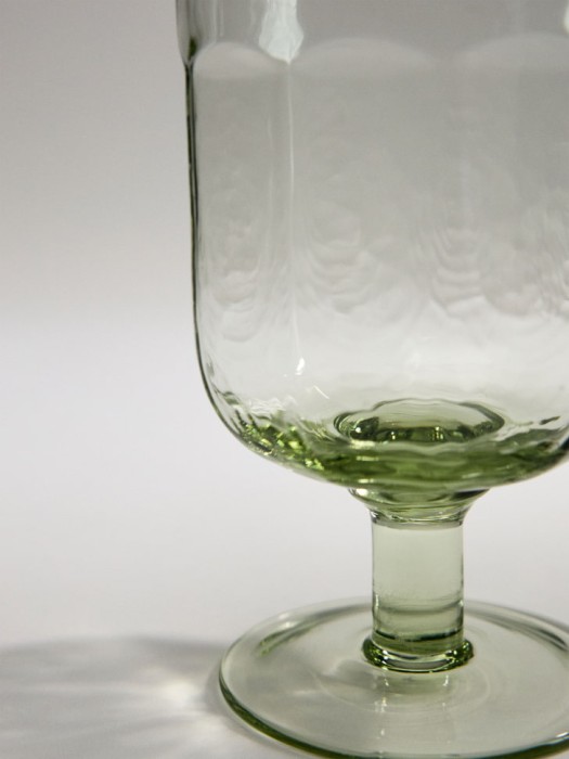 бокал из стекла с рельефным узором от бренда sela вид слева