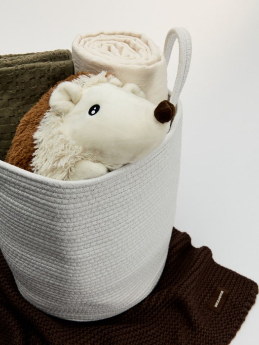 большая корзина для хранения с ручками от бренда sela вид слева