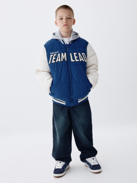 бомбер в стиле преппи с капюшоном детский от бренда sela вид слева