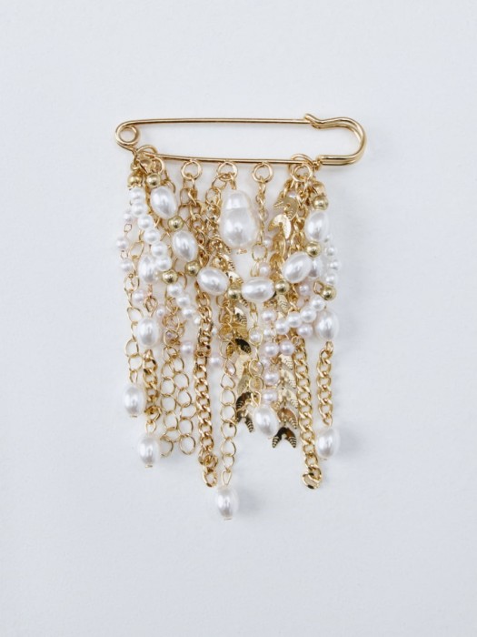 брошь-булавка с подвесками от бренда sela вид слева