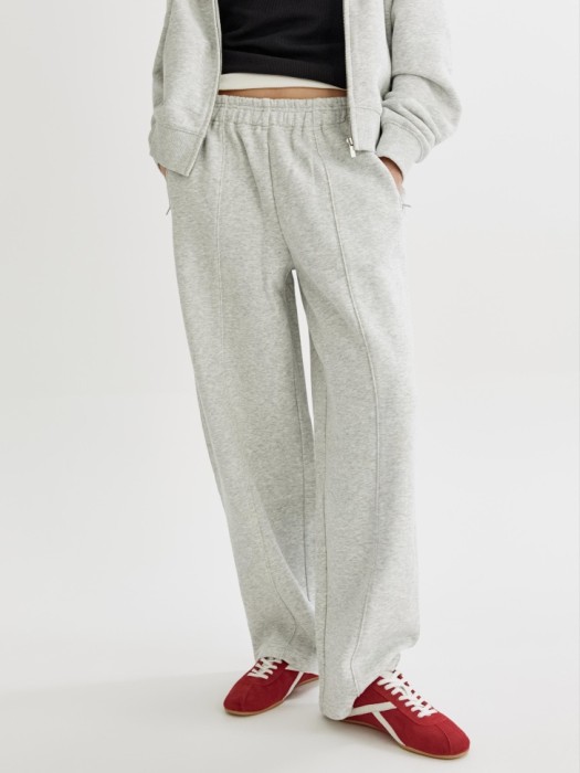 брюки бананы со стрелками из футера от бренда sela вид слева