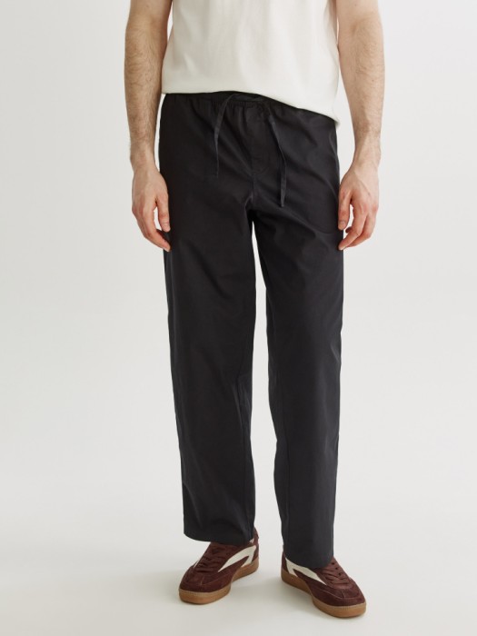 брюки из хлопка на резинке от бренда sela вид слева