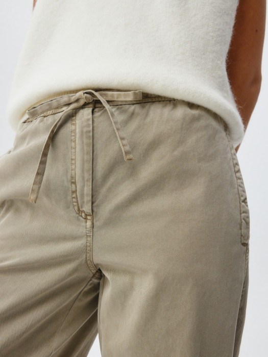 брюки из смесового тенселя по цене 1399 руб вид справа