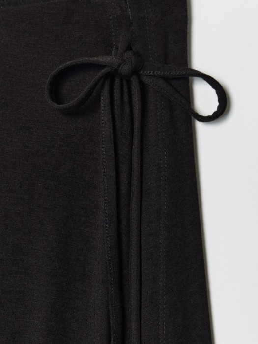 брюки клеш с баской из линейки  young из вискозы спереди