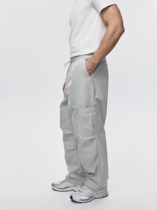 брюки парашюты из смесового хлопка по цене 1999 руб вид справа