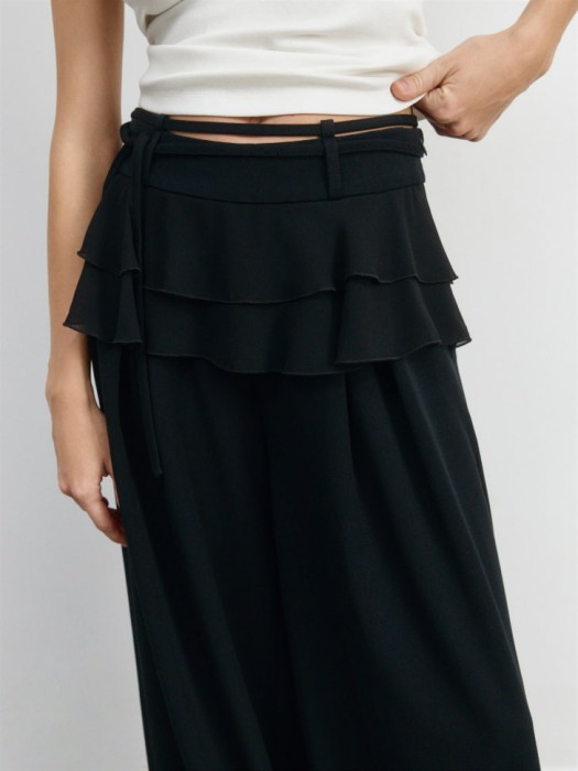 брюки с декоративной баской от бренда sela вид слева