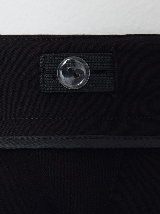 Товар черного цвета с внутренней стороны