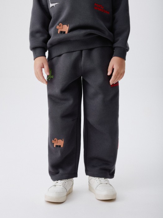 брюки с вышивкой для мальчиков от бренда sela вид слева