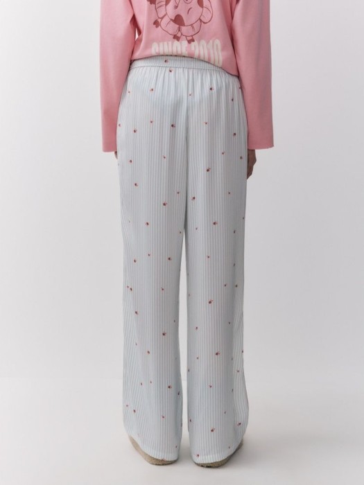 брюки в пижамном стиле с принтом из линейки  young из россии вид сбоку