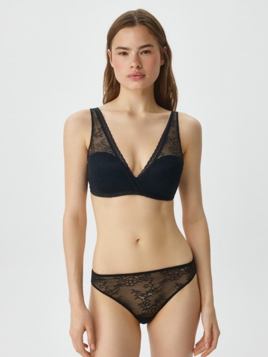 бюстгальтер-балконет с треугольными кружевными чашками по цене 2399 руб вид справа