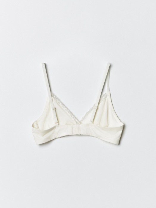 бюстгальтер из микрофибры от бренда sela вид слева