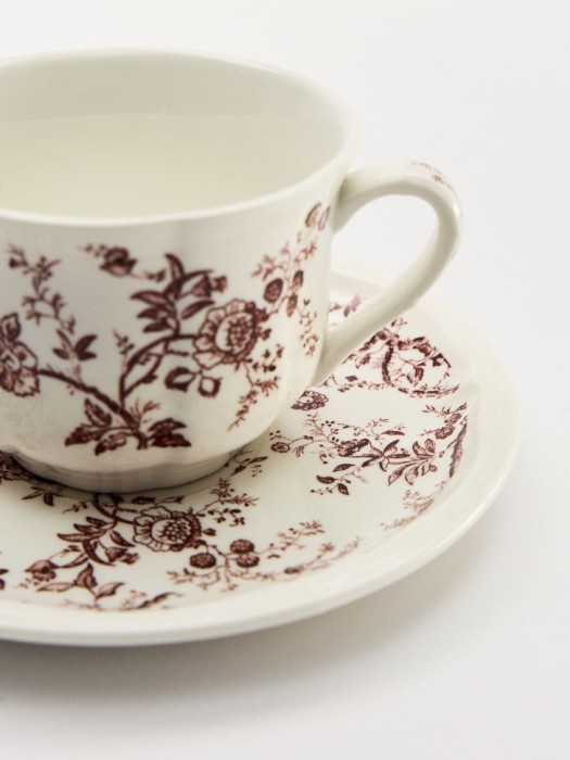 чайная пара из фарфора с цветочным узором от бренда sela вид слева