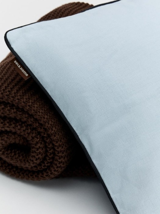 чехол для декоративной подушки из хлопка и льна от бренда sela вид слева